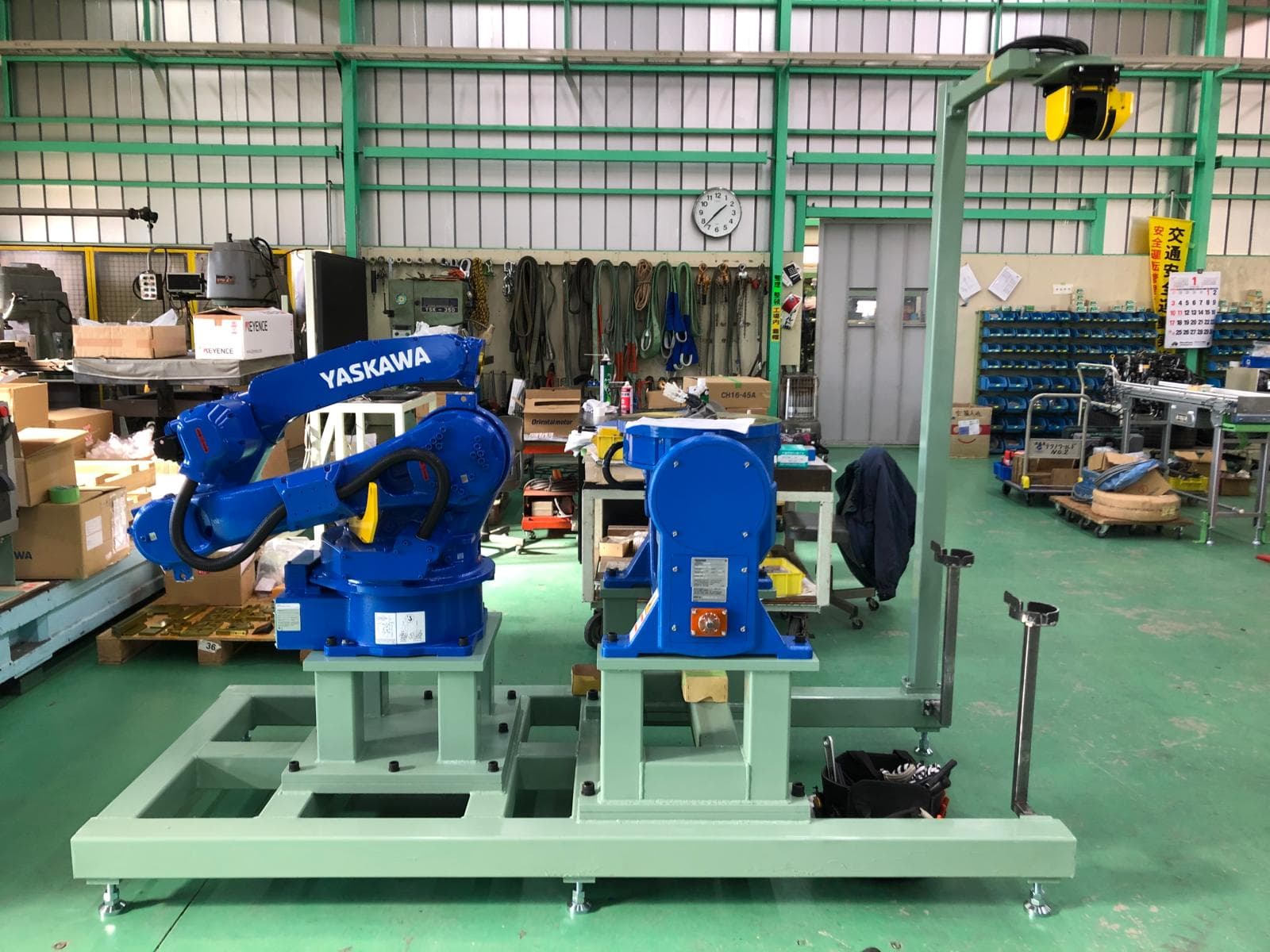 青色の産業用ロボット2台を載せる、鋼製の架台です。腕には YASKAWA の表示があります。架台側の製作です。